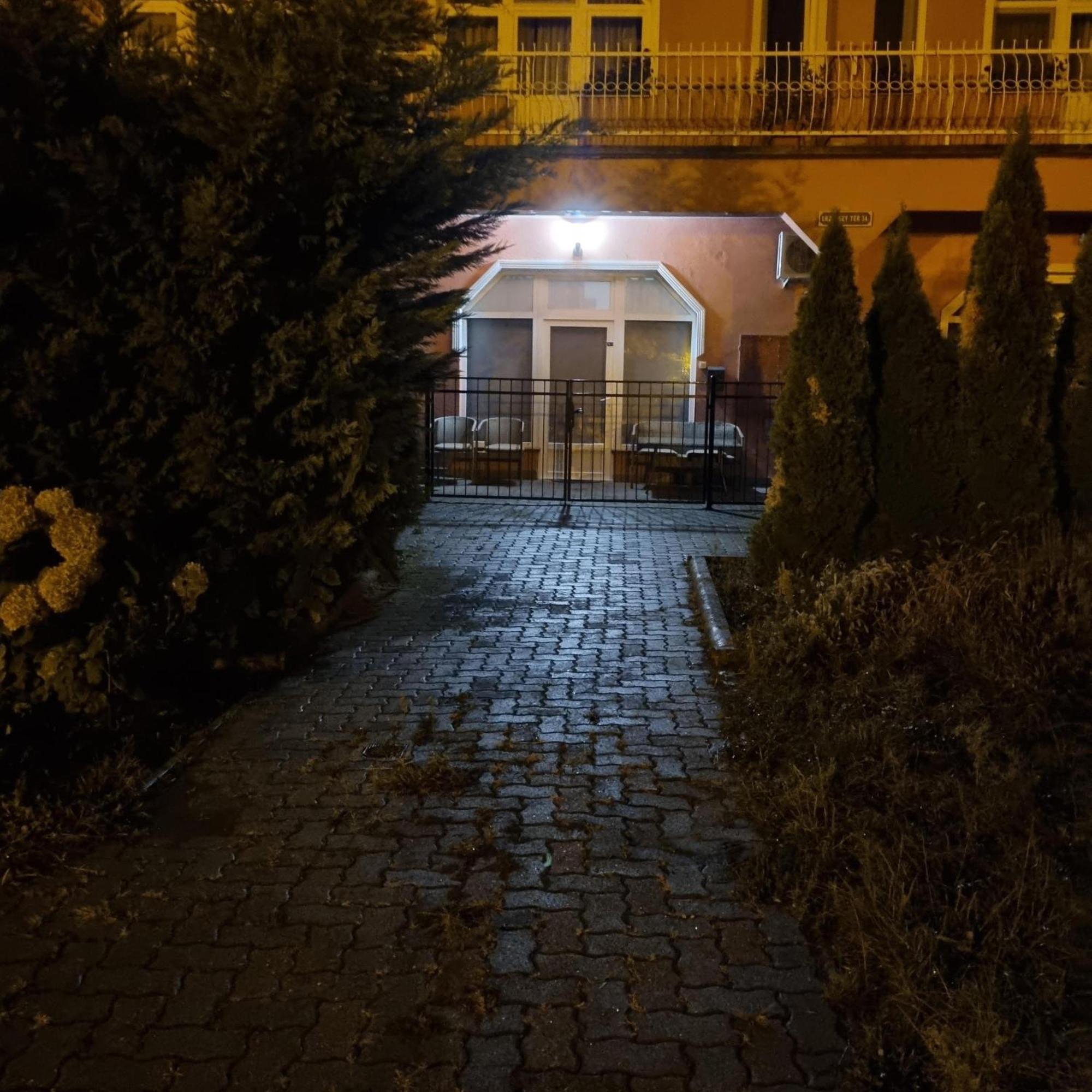 Kertvarosi Apartman Tiszaújváros Eksteriør billede