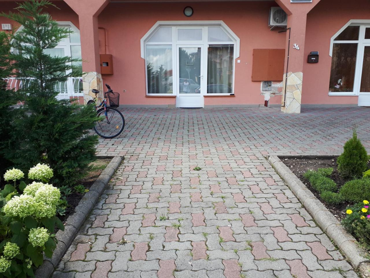 Kertvarosi Apartman Tiszaújváros Eksteriør billede