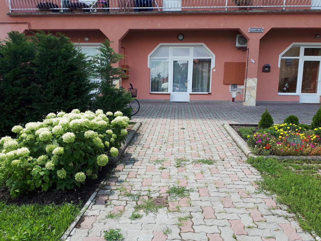 Kertvarosi Apartman Tiszaújváros Eksteriør billede