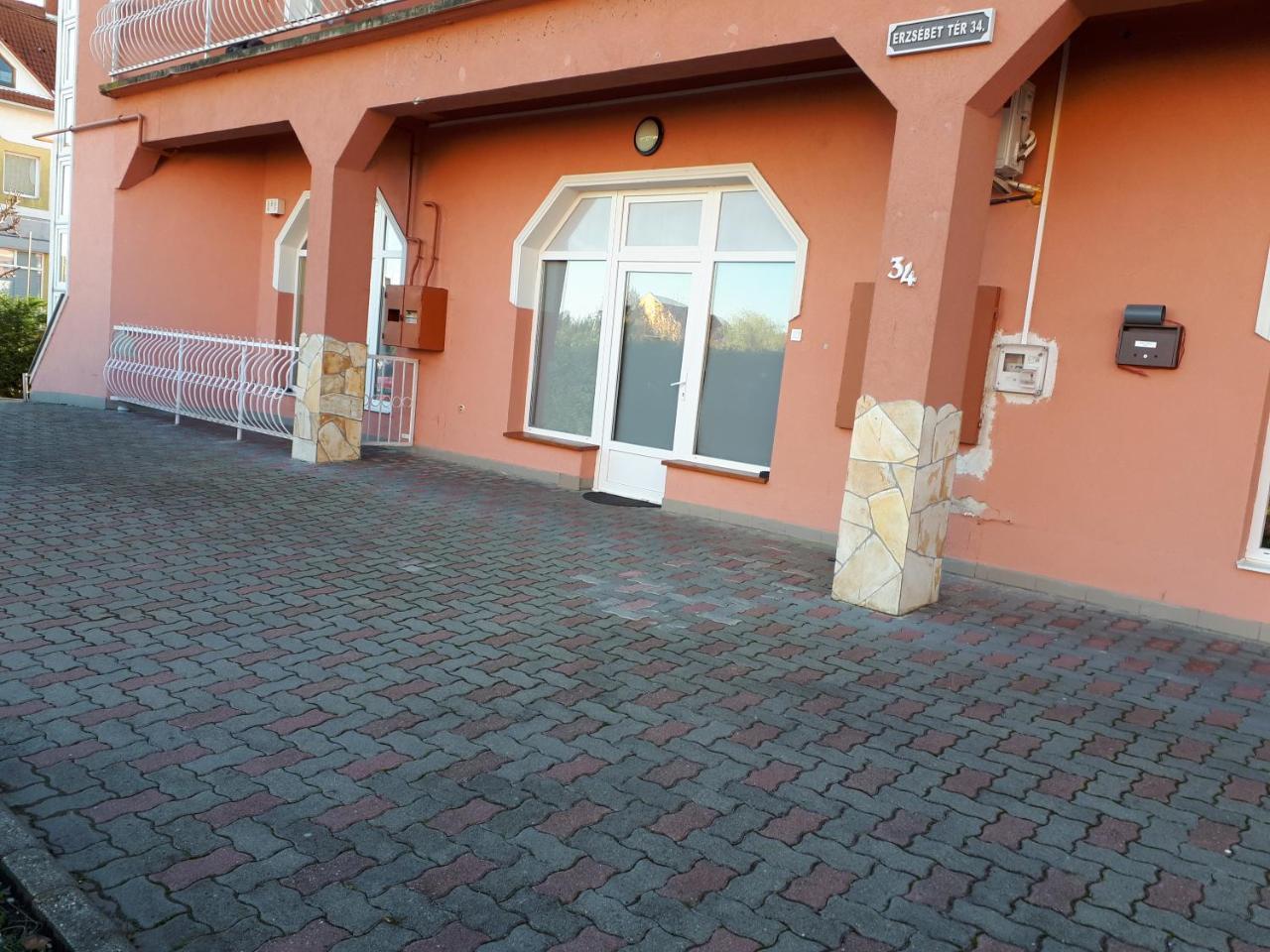 Kertvarosi Apartman Tiszaújváros Eksteriør billede